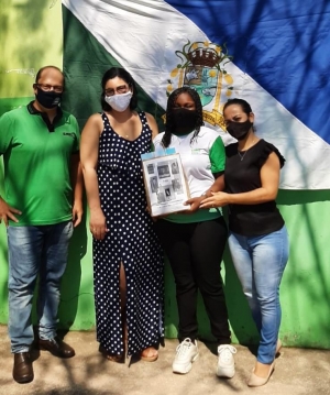 Alunas vencedoras da Olimpíada de Língua Portuguesa, na Escola de Floresta, recebem premiação